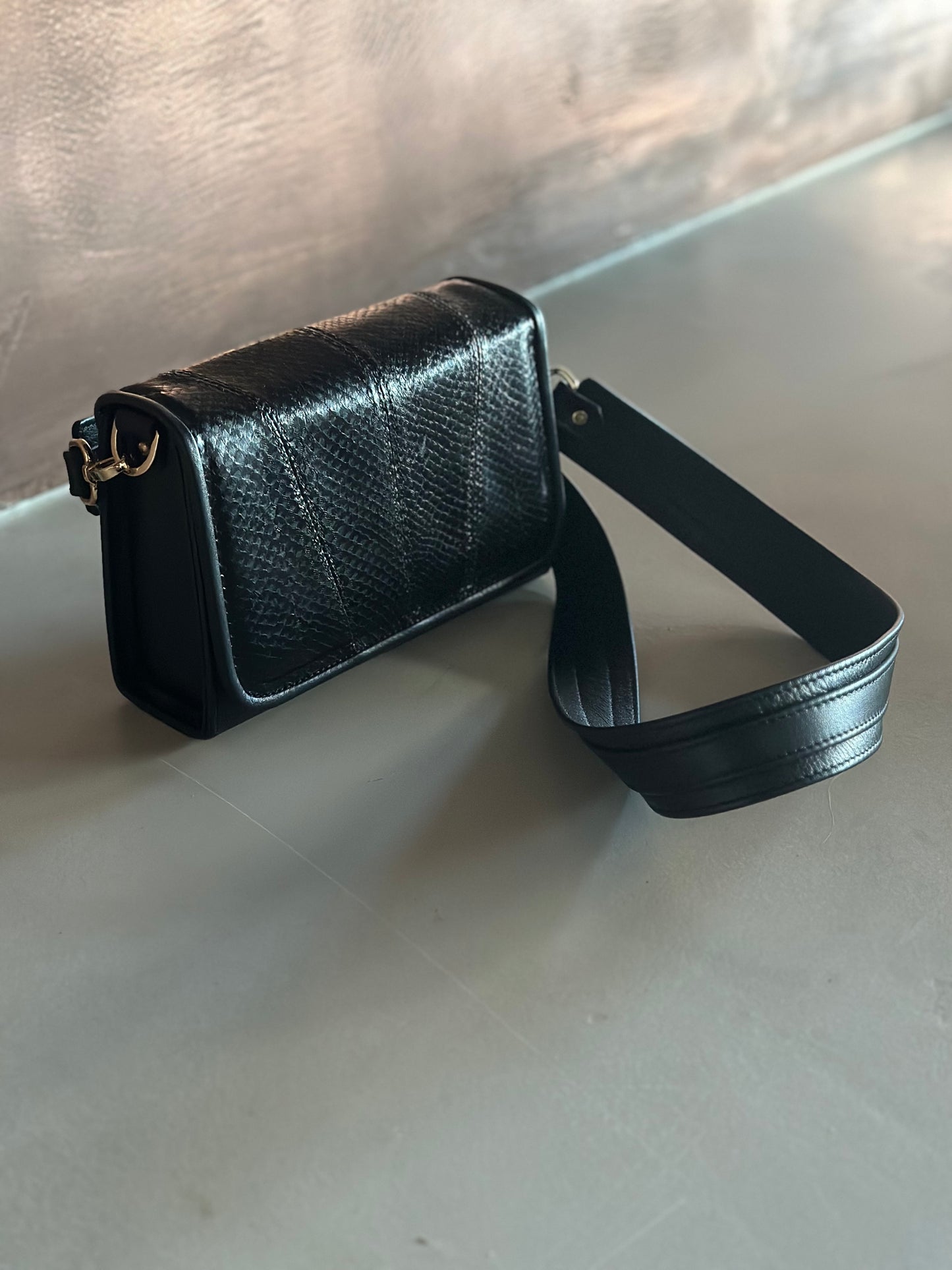 V Bag Black